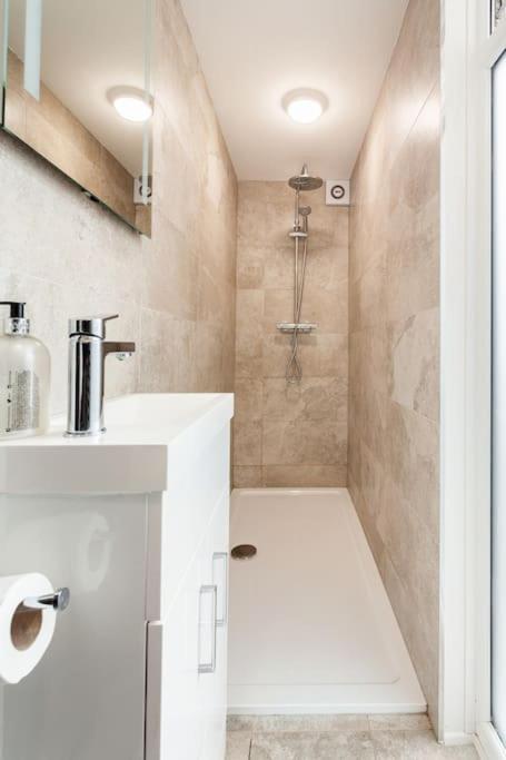 One Bedroom Apartment, Driveway, Bracknell Centre Esterno foto