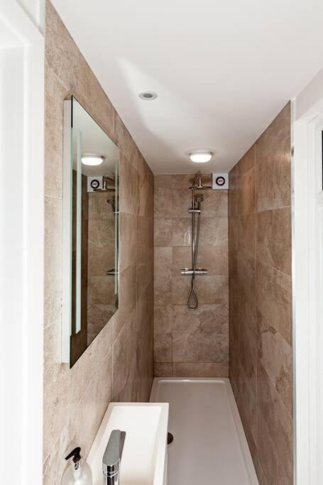 One Bedroom Apartment, Driveway, Bracknell Centre Esterno foto