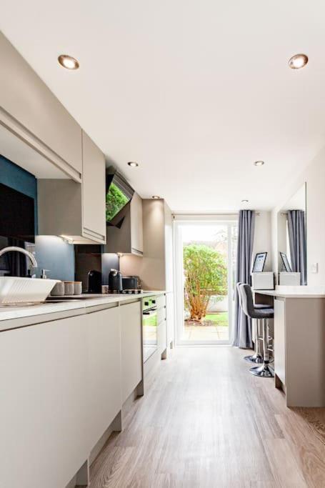One Bedroom Apartment, Driveway, Bracknell Centre Esterno foto