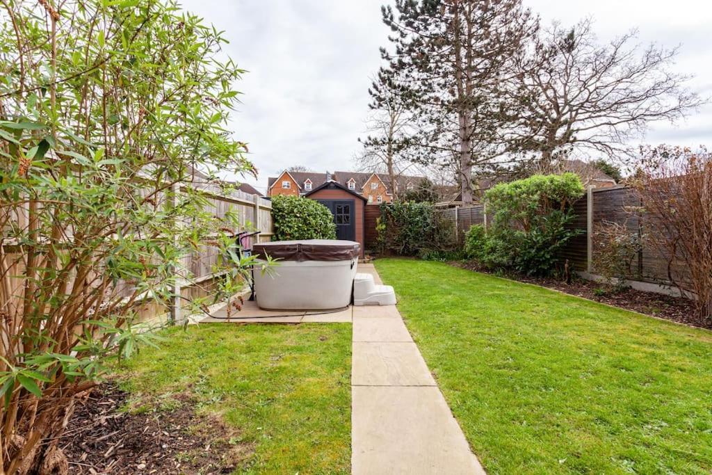 One Bedroom Apartment, Driveway, Bracknell Centre Esterno foto